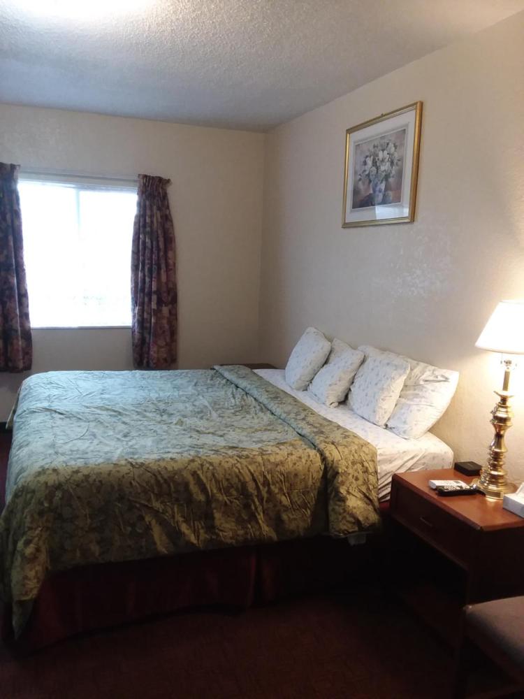 King Room - Non-Smoking interior